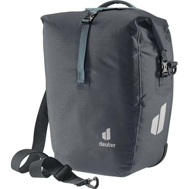 Die deuter Weybridge 20 + 5 Single Hinterradtasche in grau verfügt über einen Klappverschluss, einen Tragegriff, einen verstellbaren Gurt und ein wasserdichtes Design - ideal für den Transport von wichtigen Dingen auf dem Gepäckträger.