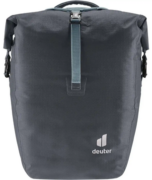 Die DEUTER Weybridge 20 + 5 Single Hinterradtasche in grau verfügt über einen oberen Schnallenverschluss, ein Deuter-Logo auf der Vorderseite und wasserdichtes Material - perfekt als Fahrradtasche oder für Ihren Gepäckträger.