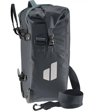 Die deuter DEUTER Weybridge 20 + 5 Single Hinterradtasche in grau ist eine dunkelgraue, wasserdichte Gepäckträger-Fahrradtasche mit reflektierendem Logo, schwarzen Schnallen und abnehmbarem Schultergurt.