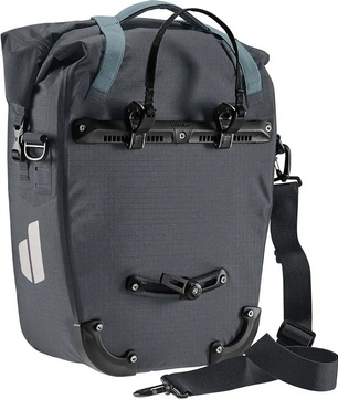 Die deuter Weybridge 20 + 5 Single Hinterradtasche in grau ist eine wasserdichte Fahrradtasche für Gepäckträger mit schwarzen Verschlüssen, verstellbarem Schultergurt und einem reflektierenden Aufnäher für zusätzliche Sicherheit.