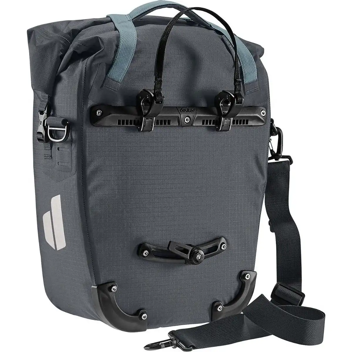 Die deuter Weybridge 20 + 5 Single Hinterradtasche in grau ist eine wasserdichte Fahrradtasche für Gepäckträger mit schwarzen Verschlüssen, verstellbarem Schultergurt und einem reflektierenden Aufnäher für zusätzliche Sicherheit.