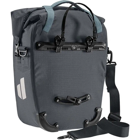 Die deuter Weybridge 20 + 5 Single Hinterradtasche in grau ist eine wasserdichte Fahrradtasche für Gepäckträger mit schwarzen Verschlüssen, verstellbarem Schultergurt und einem reflektierenden Aufnäher für zusätzliche Sicherheit.