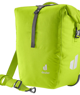 Die grüne DEUTER Weybridge 25+5 Single Hinterradtasche von deuter ist wasserabweisend, hat weiße Logoakzente, Schultergurt und Rolltop - die ideale Gepäckträgertasche für deine Touren.