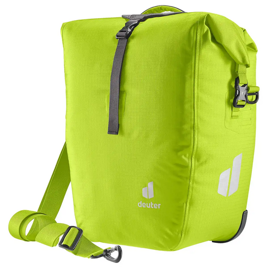Die grüne DEUTER Weybridge 25+5 Single Hinterradtasche von deuter ist wasserabweisend, hat weiße Logoakzente, Schultergurt und Rolltop - die ideale Gepäckträgertasche für deine Touren.