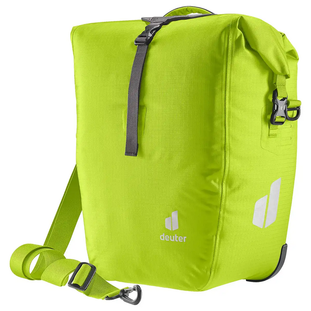 Die grüne DEUTER Weybridge 25+5 Single Hinterradtasche von deuter ist wasserabweisend, hat weiße Logoakzente, Schultergurt und Rolltop - die ideale Gepäckträgertasche für deine Touren.