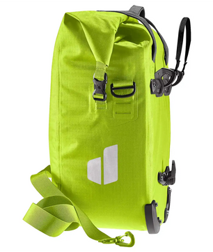 Die deuter Weybridge 25+5 Single Hinterradtasche in leuchtendem Grün ist eine wassserabweisende Fahrradtasche für Ihren Gepäckträger, mit Schnallen, Schultergurt und reflektierendem Seitenlogo.
