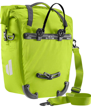 Die deuter Weybridge 25+5 Single Hinterradtasche in Grün ist wasserabweisend, hat reflektierende Akzente, schwarze Befestigungshaken und einen Schultergurt.