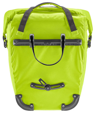 Die deuter DEUTER Weybridge 25+5 Single Hinterradtasche in leuchtendem Grün ist wasserabweisend, verfügt über schwarze Befestigungselemente und einen oberen Tragegriff.