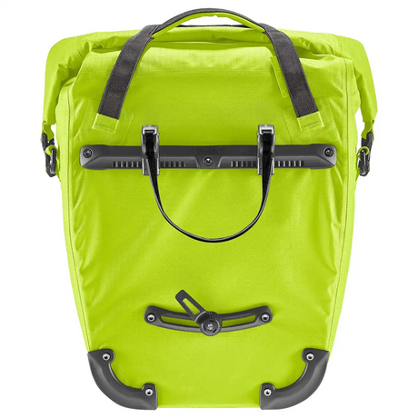 Die deuter DEUTER Weybridge 25+5 Single Hinterradtasche in leuchtendem Grün ist wasserabweisend, verfügt über schwarze Befestigungselemente und einen oberen Tragegriff.