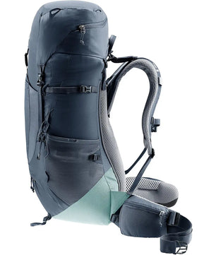 Der deuter Aircontact Lite 35+10 SL Wanderrucksack in blau verfügt über gepolsterte Träger und Hüftgurt, von der Seite betrachtet - ideal für mehrtägige Wanderungen.