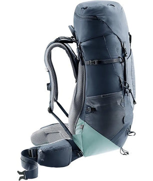 Der deuter Aircontact Lite 35+10 SL Wanderrucksack in blau ist ein leichter Wanderrucksack für Frauen, der mit gepolsterten Schultergurten und mehreren Fächern für Komfort auf langen Wanderungen sorgt - hier von der Seite.