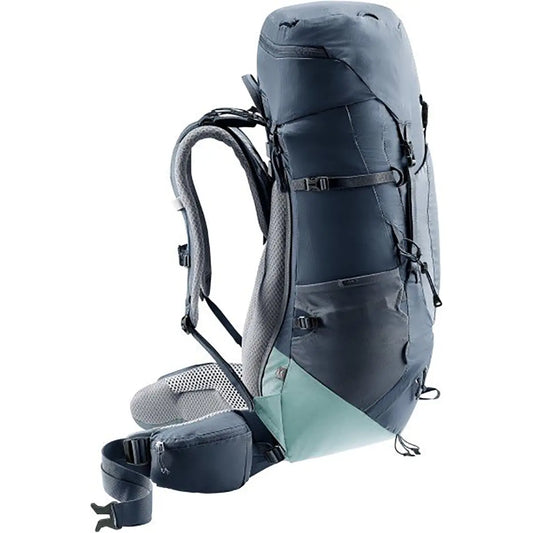 Der deuter Aircontact Lite 35+10 SL Wanderrucksack in blau ist ein leichter Wanderrucksack für Frauen, der mit gepolsterten Schultergurten und mehreren Fächern für Komfort auf langen Wanderungen sorgt - hier von der Seite.
