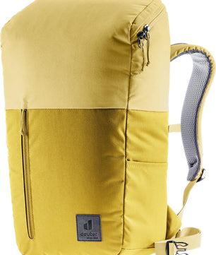 Der deuter DEUTER UP Stockholm Rucksack - gelb verfügt über eine Fronttasche mit Reißverschluss, Seitentaschen, gepolsterte Schultergurte und ein 15 Zoll Laptopfach auf weißem Grund.