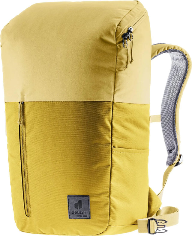 Der deuter DEUTER UP Stockholm Rucksack - gelb verfügt über eine Fronttasche mit Reißverschluss, Seitentaschen, gepolsterte Schultergurte und ein 15 Zoll Laptopfach auf weißem Grund.