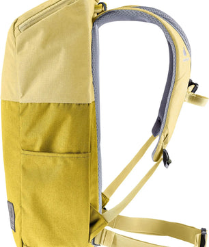 Der deuter UP Stockholm Rucksack - gelb zeigt sich in der Seitenansicht mit grau gepolsterten Schultergurten, einer Fronttasche und einem 15-Zoll-Laptopfach.