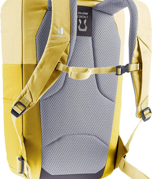 Der deuter UP Stockholm Rucksack - gelb verfügt über gepolsterte Gurte, ein Rückenpanel und ein 15-Zoll-Laptopfach (schräg von hinten).