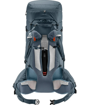 Ein grauer deuter Aircontact Core 70+10 Wanderrucksack in der Rückenansicht, mit gepolsterten Schulterträgern und Belüftungssystem - ideal für Mehrtagestouren.