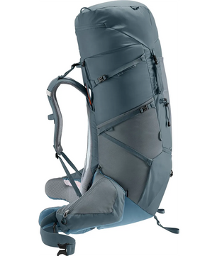 Großer grauer deuter Aircontact Core 70+10 Wanderrucksack mit mehreren Fächern, gepolsterten Trägern und Hüftgurt, in der Seitenansicht - ideal für Mehrtagestouren.