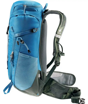 Der deuter DEUTER Trail 18 Wanderrucksack in blau ist mit gepolsterten Trägern, Seitentaschen und einem Hüftgurt - hier in der Seitenansicht - ideal für Ihr nächstes Outdoor-Abenteuer.