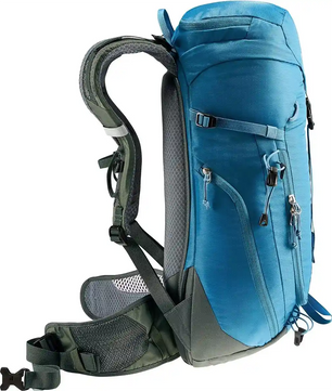 Der deuter DEUTER Trail 18 Wanderrucksack - blau verfügt über gepolsterte Gurte, mehrere Reißverschlüsse und einen Hüftgurt - ideal für Outdoor-Abenteuer. Abgebildet aus einer Seitenansicht.