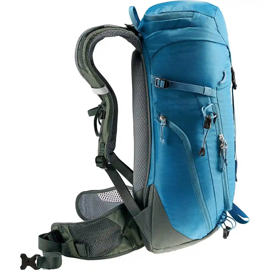 Der deuter DEUTER Trail 18 Wanderrucksack - blau verfügt über gepolsterte Gurte, mehrere Reißverschlüsse und einen Hüftgurt - ideal für Outdoor-Abenteuer. Abgebildet aus einer Seitenansicht.