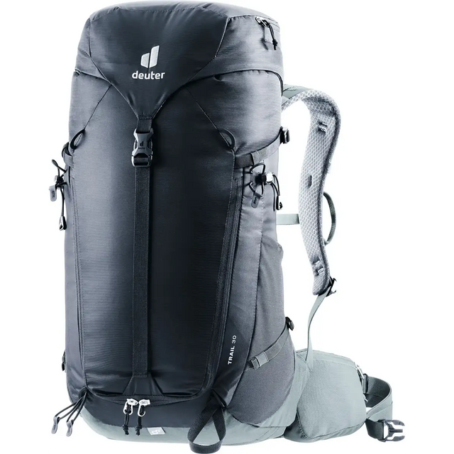 Der deuter Trail 30 Wanderrucksack in schwarz ist mit dem deuter Airstripes Tragesystem, mehreren Gurten und gepolsterten Schulterstützen ausgestattet - perfekt für Bergtouren.