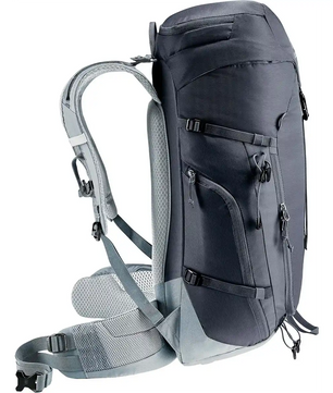 Der deuter Trail 30 Wanderrucksack in schwarz bietet mehrere Reißverschlussfächer, gepolsterte Schulter- und Hüftgurte und das deuter Airstripes Tragesystem - ideal für Ihre nächste Bergtour.