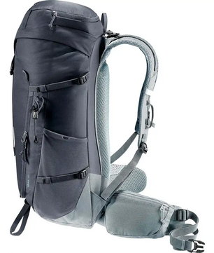 Der deuter Trail 30 Wanderrucksack in schwarz verfügt über gepolsterte Träger, Seitentaschen, einen Hüftgurt und das deuter Airstripes Tragesystem - ideal für Bergtouren - im Profil.