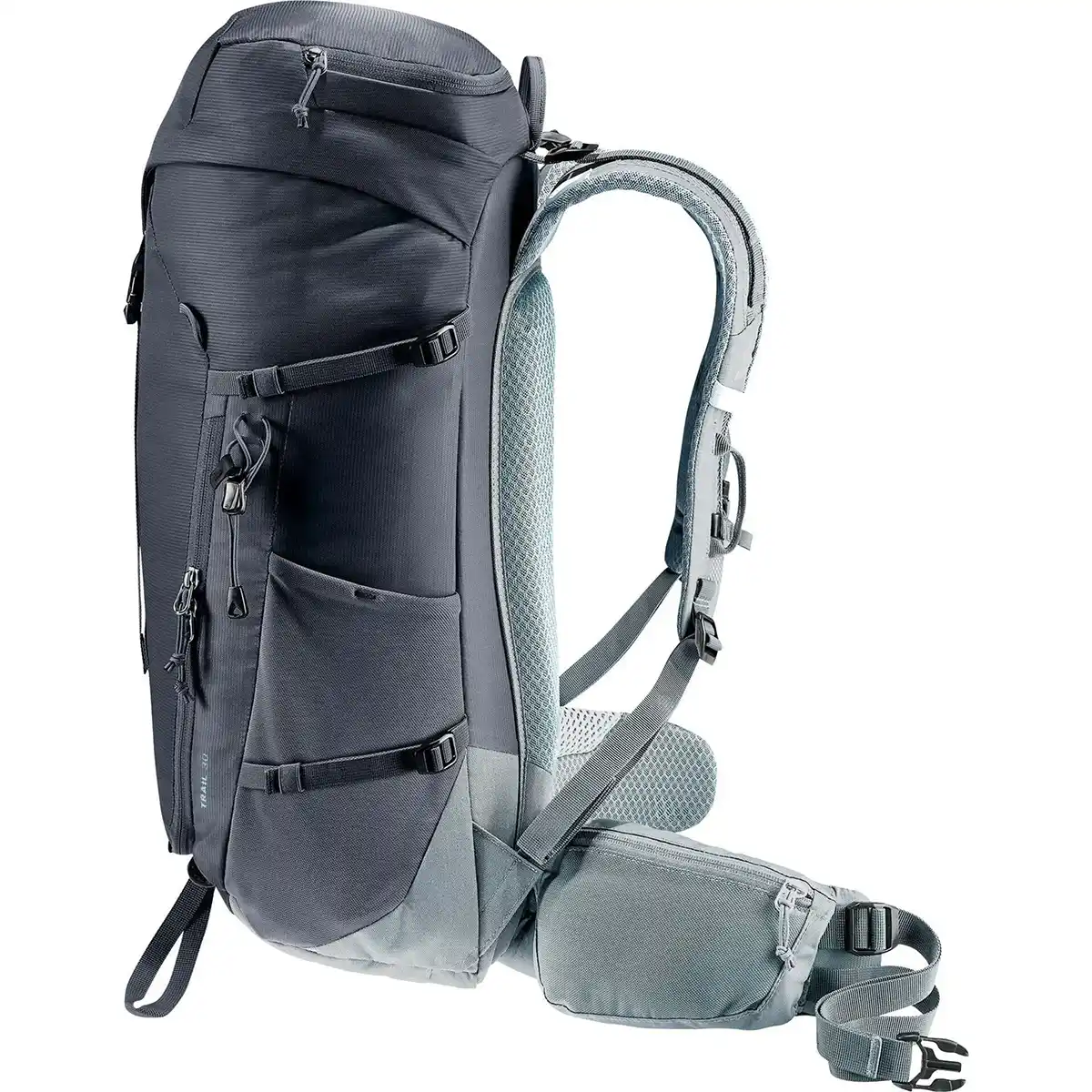 Der deuter Trail 30 Wanderrucksack in schwarz verfügt über gepolsterte Träger, Seitentaschen, einen Hüftgurt und das deuter Airstripes Tragesystem - ideal für Bergtouren - im Profil.
