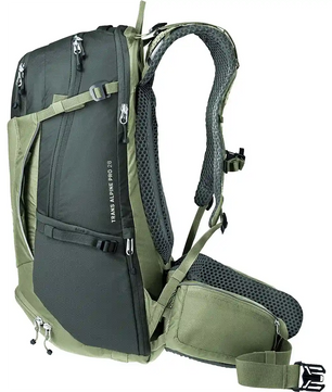 Der deuter DEUTER Trans Alpine Pro 28 Rucksack in grün ist mit gepolsterten Trägern, Hüftgurt und mehreren Reißverschlussfächern ausgestattet - perfekt für Alpenüberquerung oder Mountainbike-Touren. Seitenansicht abgebildet.