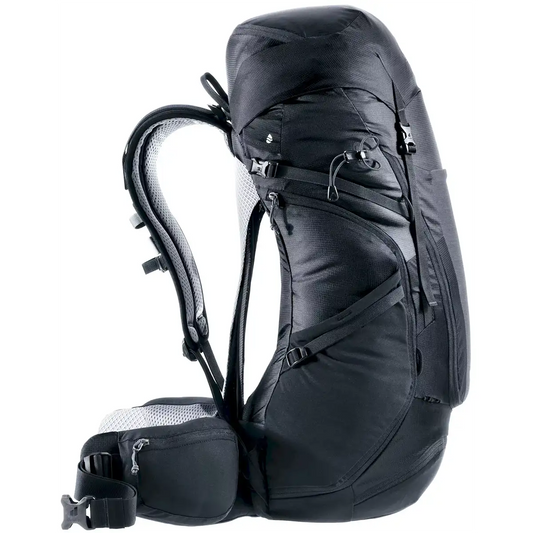 Der deuter Futura Pro 36 Jaypack Fotorucksack in Schwarz verfügt über gepolsterte Schultergurte und einen Hüftgurt, ideal für den Transport einer DSLR-Kameraausrüstung, hier in der Seitenansicht.