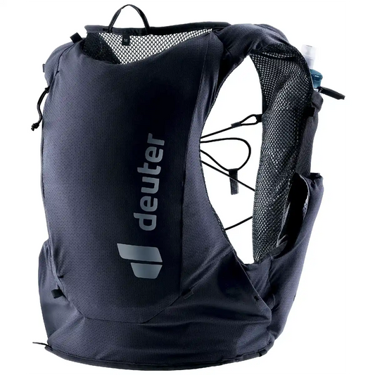 Der deuter Traick 5 SL S Rucksack in Schwarz verfügt über Netzträger, Seitentaschen und eine sichtbare Trinkflasche in der Rückentasche - ideal, um beim nächsten Lauf ausreichend Flüssigkeit zu sich zu nehmen.