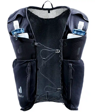 Der deuter DEUTER Traick 5 SL S Rucksack in schwarz verfügt über eine Netzfront, Reißverschlusstaschen, zwei Trinkflaschen und verstellbare Brustgurte - ideal für Trailrunning.