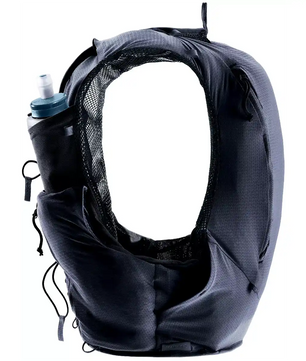 Der deuter DEUTER Traick 5 SL S Rucksack - schwarz verfügt über einen Netzrücken, Reißverschlusstaschen und eine blaue Trinkflasche in der Seitentasche - ideal für Frauen, die Komfort und Bequemlichkeit bei jedem Trailrun suchen.