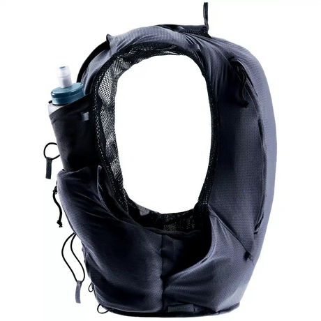 Der deuter DEUTER Traick 5 SL S Rucksack - schwarz verfügt über einen Netzrücken, Reißverschlusstaschen und eine blaue Trinkflasche in der Seitentasche - ideal für Frauen, die Komfort und Bequemlichkeit bei jedem Trailrun suchen.