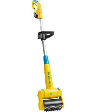 Die Gloria MultiBrush Akku-Bürste - gelb ist eine aufrecht stehende Reinigungsmaschine mit Stiel, Ständer und Bürstenwalze, die mit BOSCH POWER FOR ALL 18V-Technologie ausgestattet ist.