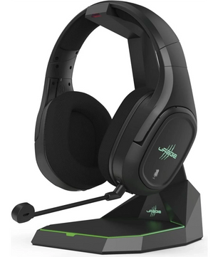 Das uRage SoundZ 920 Gaming-Headset - Schwarz von uRage mit DTS Headphone:X 2.0 Surround Sound und einem Mikrofon ruht auf einer stylischen schwarzen Ladestation mit grünen LED-Leuchten.