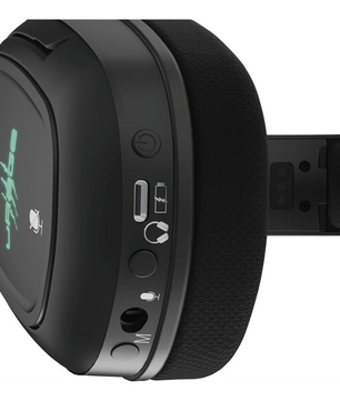 Nahaufnahme der uRage SoundZ 920 Gaming-Headset-Ohrmuschel von uRage. Sie zeigt Steuertasten und Anschlüsse an der Seite und hebt die DTS Headphone:X 2.0-Unterstützung für immersiven Sound hervor.