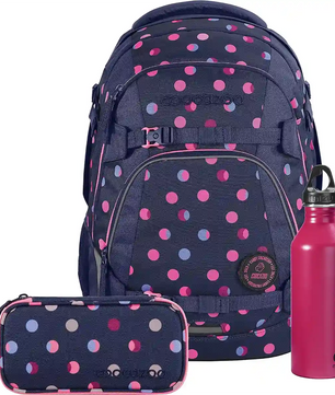 Das coocazoo MATE Schulrucksack-Set "Reflective Moons" von coocazoo enthält einen marineblauen ergonomischen Schulrucksack, ein Federmäppchen und eine rosa Flasche mit rosa und blauen Punkten sowie EASY GROW SYSTEM für mehr Komfort.