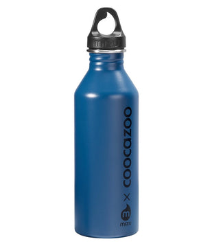 Blaue Metall-Wasserflasche mit schwarzem Schraubverschluss und vertikalem coocazoo-Logo - ideal für Ihr coocazoo MATE Schulrucksack-Set "Happy Raindrops" mit dem EASY GROW SYSTEM.