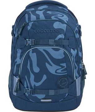 Das coocazoo MATE Schulrucksack-Set "Breaking Waves" von coocazoo zeichnet sich durch ein blaues Camouflage-Muster, mehrere Reißverschlüsse, Frontgurte, ergonomisches Design und ein Coocazoo-Logo auf der Oberseite aus.
