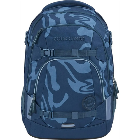 Das coocazoo MATE Schulrucksack-Set "Breaking Waves" von coocazoo zeichnet sich durch ein blaues Camouflage-Muster, mehrere Reißverschlüsse, Frontgurte, ergonomisches Design und ein Coocazoo-Logo auf der Oberseite aus.
