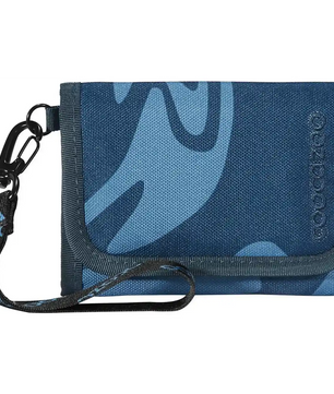 Blaues Stoffportemonnaie mit abstraktem Design, Klettverschluss und abnehmbarem schwarzen Schlüsselband - ideal zur Kombination mit dem coocazoo MATE Schulrucksack-Set "Breaking Waves" von coocazoo.