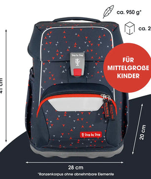 Das Step by Step BASIS Ranzen-Set "Anthrazit Triangles" (7-teilig), 41x28x20 cm, ergonomisch gestaltet und ideal für mittelgroße Grundschulkinder, zeigt stilvolle anthrazitfarbene Dreiecke mit roten und grauen Akzenten.