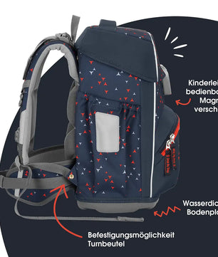 Step by Step BASIS Ranzen-Set "Anthrazit Triangles" 7-teilig: Marineblaues Schulranzen-Set für die Grundschule, rote und weiße Dreiecke, ergonomisch gestaltet, beschriftete Features auf Deutsch, seitliche Ansicht.