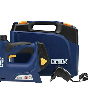 Der Rapid BTX 530 Akkutacker – blau ist ein blauer Akku-Tacker von RAPID, der mit einem Ladegerät und einer Tragetasche geliefert wird und auf jedem Bauteil das RAPID-Logo trägt. Dieses Modell ist mit Feindrahtklammern vom Typ 53 kompatibel.