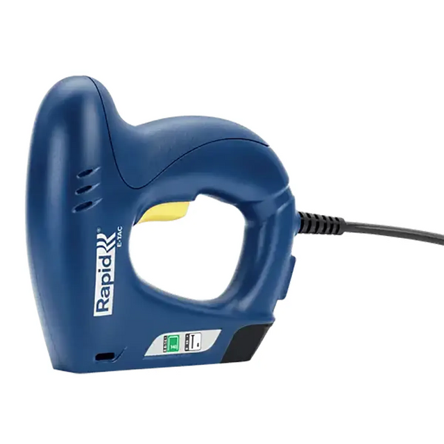 Der RAPID Rapid E-TAC Elektrotacker – blau ist ein blauer Elektrotacker mit Kabel, dessen Griff mit einem gelben Abzug und einem Ein-/Aus-Schalter ausgestattet ist. Er eignet sich ideal für Heimwerkerprojekte unter Verwendung von Flachdrahtklammern Typ 140.