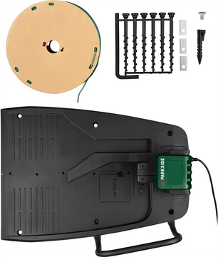 PARKSIDE Smart PAMRS 1000 A1 Mähroboter-Ladestation mit Begrenzungskabelrolle, Erdspießen und Messern vor weißem Hintergrund – ideal für die automatische Rasenpflege mit Ihrem PARKSIDE-Mähroboter.