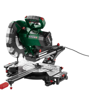 Eine grüne PARKSIDE PZKS 254 A1 Kapp- und Zugsäge - grün mit schwarzen Details, roten Einstellknöpfen, Gleitschiene und LED-Schatten-Schnittlinie für präzises Schneiden wird auf weißem Hintergrund gezeigt.