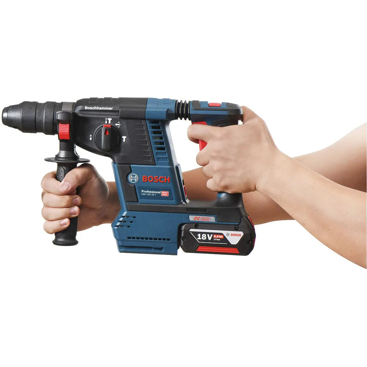 Hände halten den Bosch Professional GBH 18V-26 F Akku-Bohrhammer in blau von Bosch vor einem weißen Hintergrund.